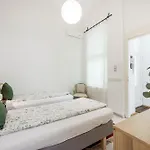 Charming And Unique With Balcony By The Great Synagogue