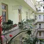 Charming And Unique With Balcony By The Great Synagogue Apartmán