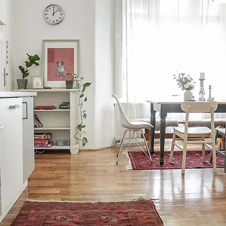 Charming And Unique With Balcony By The Great Synagogue *