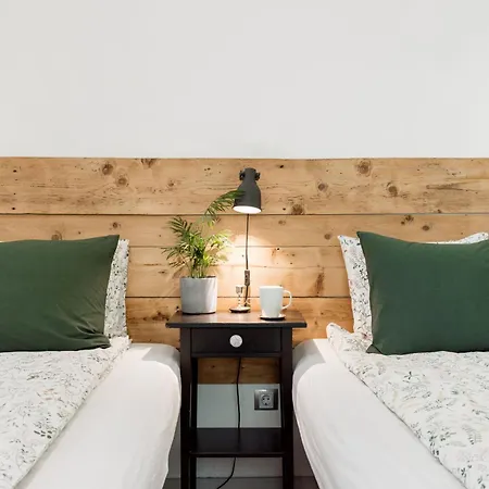 Charming And Unique With Balcony By The Great Synagogue Apartment
