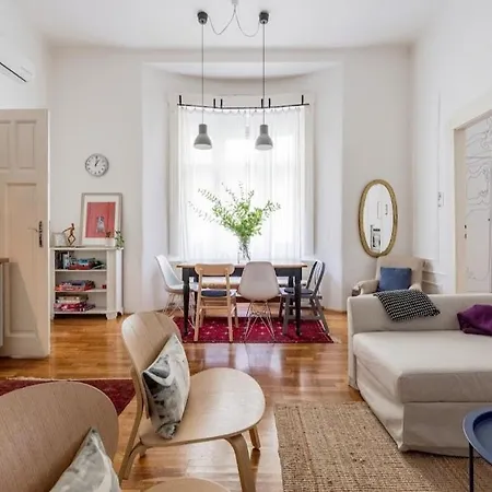 Charming And Unique With Balcony By The Great Synagogue Lägenhet