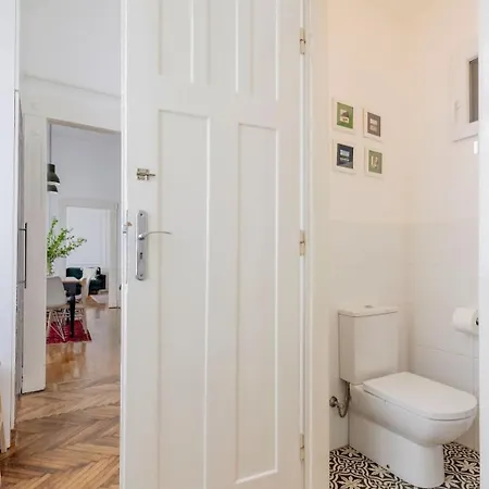 Charming And Unique With Balcony By The Great Synagogue Apartment *