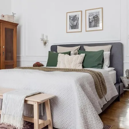 Charming And Unique With Balcony By The Great Synagogue Apartment