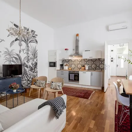 Charming And Unique With Balcony By The Great Synagogue Apartament