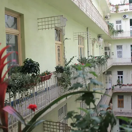 Charming And Unique With Balcony By The Great Synagogue Apartment