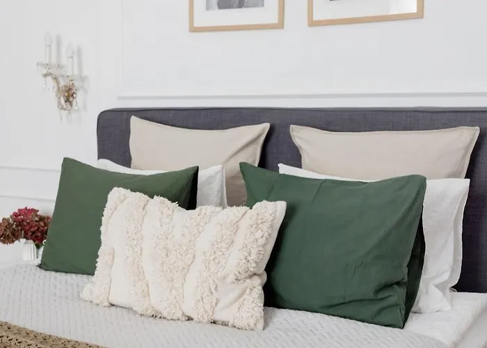 Charming And Unique With Balcony By The Great Synagogue *