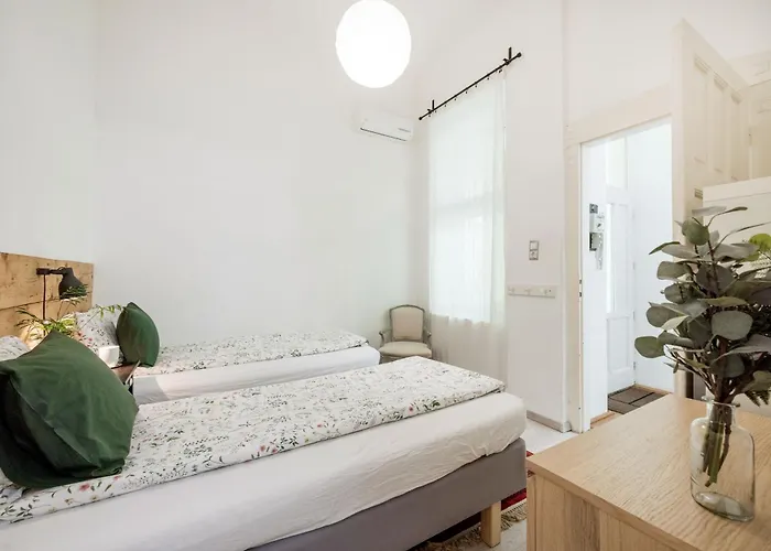 Charming And Unique With Balcony By The Great Synagogue