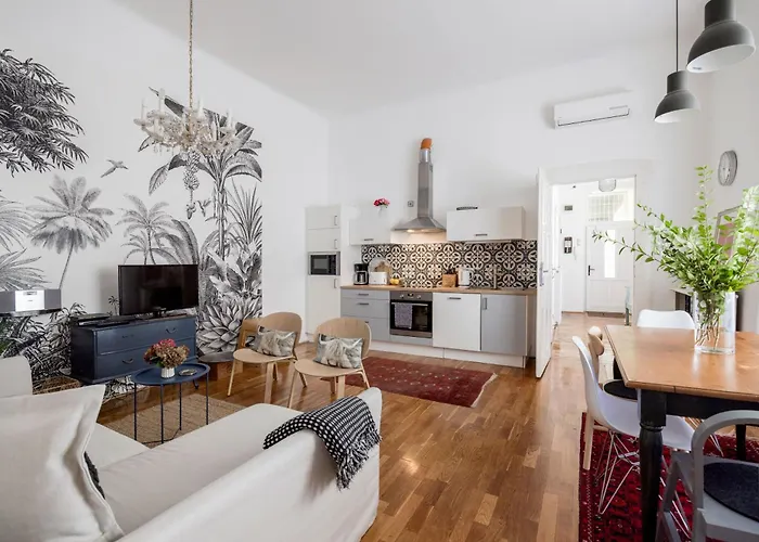 Charming And Unique With Balcony By The Great Synagogue Apartament