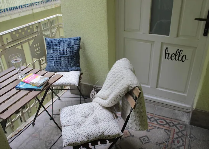 Charming And Unique With Balcony By The Great Synagogue *