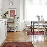 Charming And Unique With Balcony By The Great Synagogue *